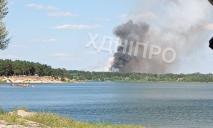 Поблизу Дніпра масштабна природна пожежа, дим видно за десятки кілометрів: що відомо