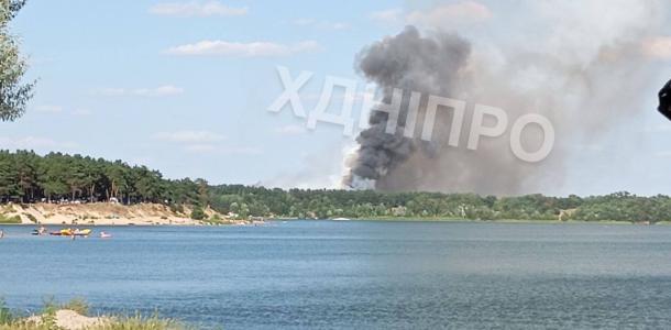 Вблизи Днепра масштабный природный пожар, дым виден за десятки километров: что известно