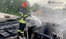 На Дніпропетровщині загорілася будівля на території приватного домоволодіння