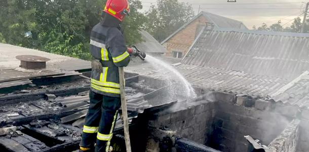 В Днепропетровской области загорелось здание на территории частного домовладения
