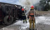 На Дніпропетровщині вантажівка зіткнулась з легковиком та спалахнула