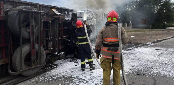 На Днепропетровщине грузовик столкнулся с легковушкой и загорелся