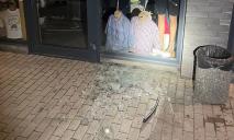 В Днепре в Нижнеднепровском районе неизвестный разбил витрину магазина и украл товар