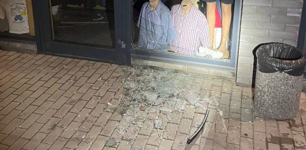 В Днепре в Нижнеднепровском районе неизвестный разбил витрину магазина и украл товар