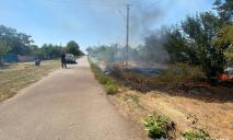 На Дніпропетровщині врятували чоловіка, який опинився посеред охопленої полум’ям трави