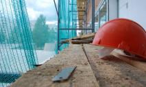 На Дніпропетровщині 66-річний робітник впав з висоти третього поверху, коли ремонтував дах