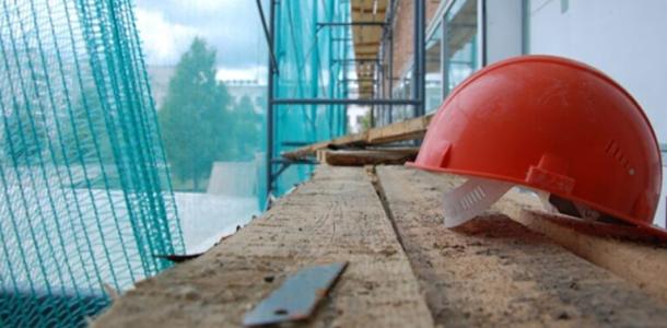 В Днепропетровской области 66-летний рабочий упал с высоты третьего этажа, когда ремонтировал крышу