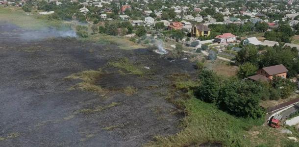 Огонь подобрался к домам: в Днепре спасатели шесть часов гасили горящий сухостой