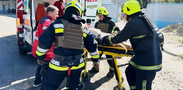 Обломки порезали все тело: в Днепре спасают женщину с двумя детьми, пострадавших от ракетного удара по Павлограду